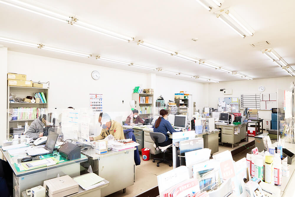 見通しのいい事務所内